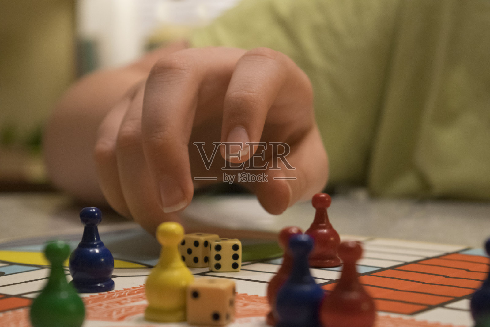 在一个游戏棋盘上的骰子和代币的近距离射击照片摄影图片