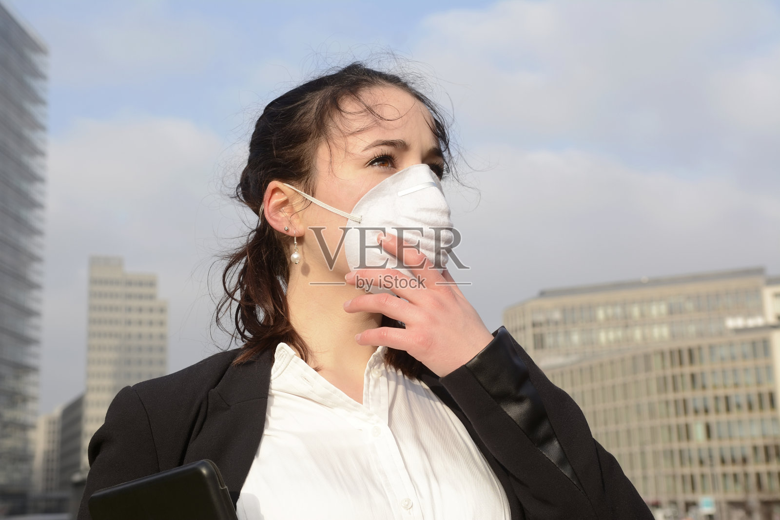 德国柏林，女商人戴着防污染的口罩照片摄影图片
