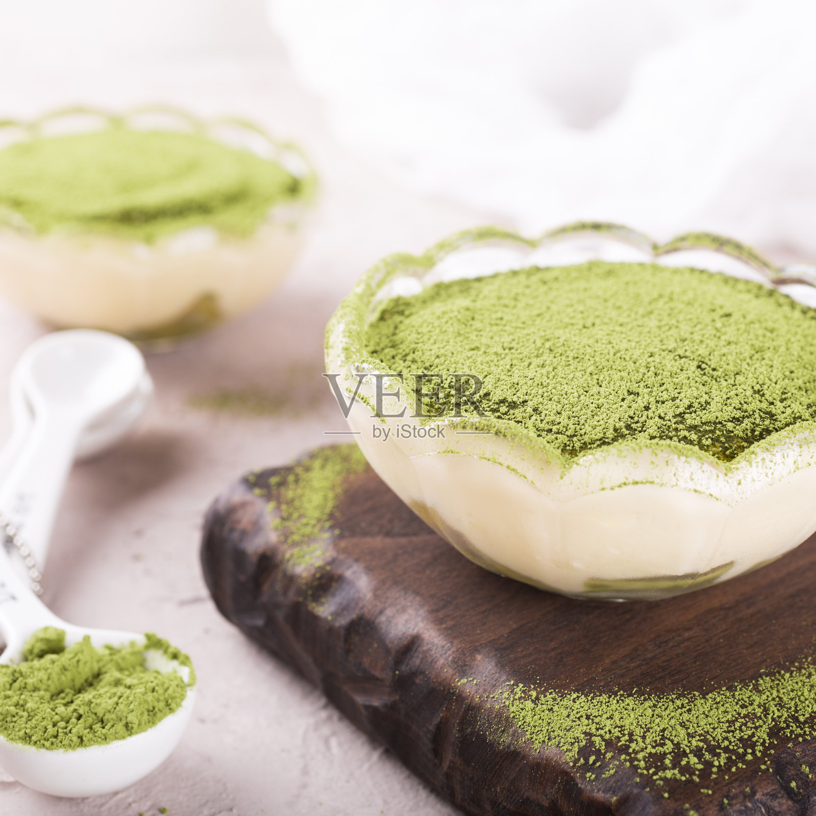 提拉米苏蛋糕配绿茶抹茶照片摄影图片