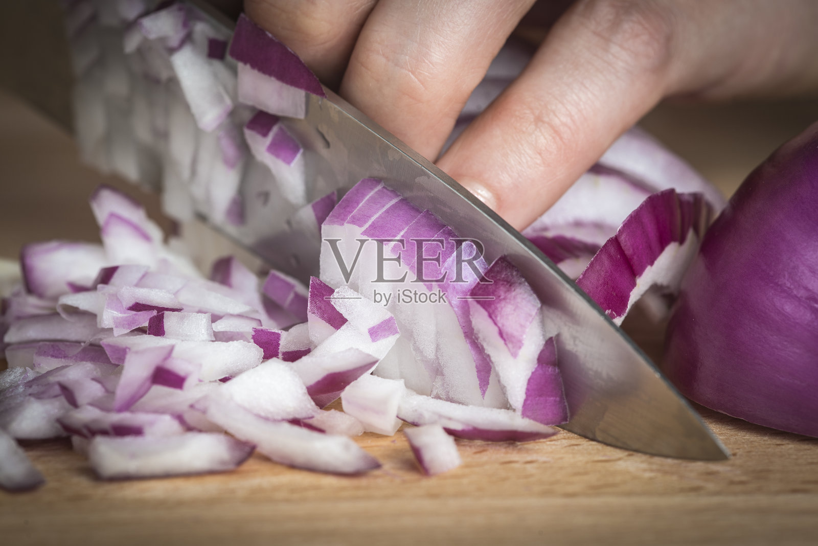 厨师用刀切红洋葱照片摄影图片