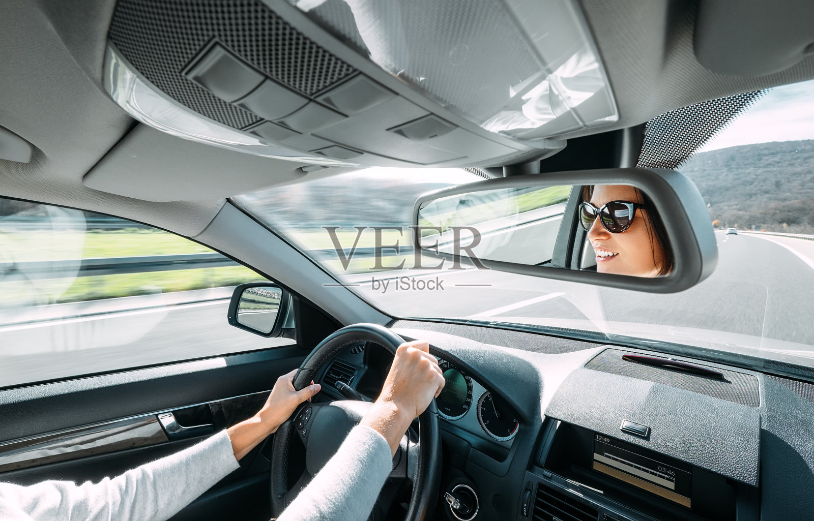 女人开车在后视镜里反射照片摄影图片