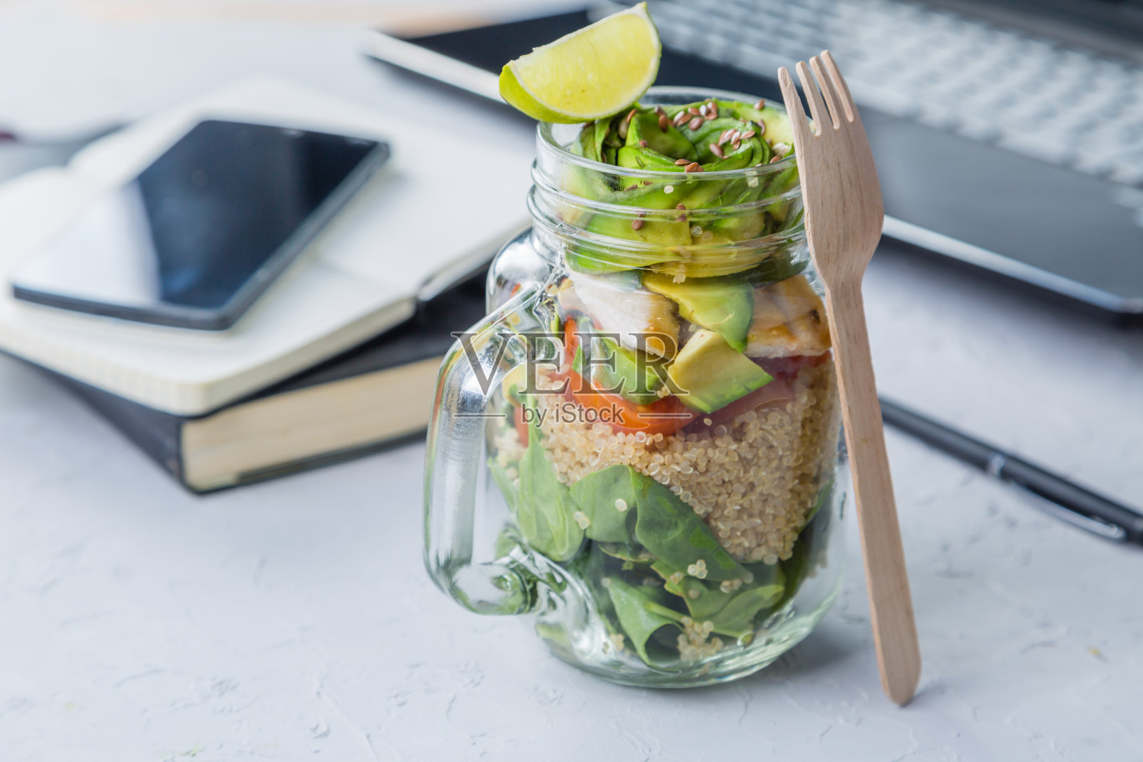 玻璃瓶里的健康午餐照片摄影图片