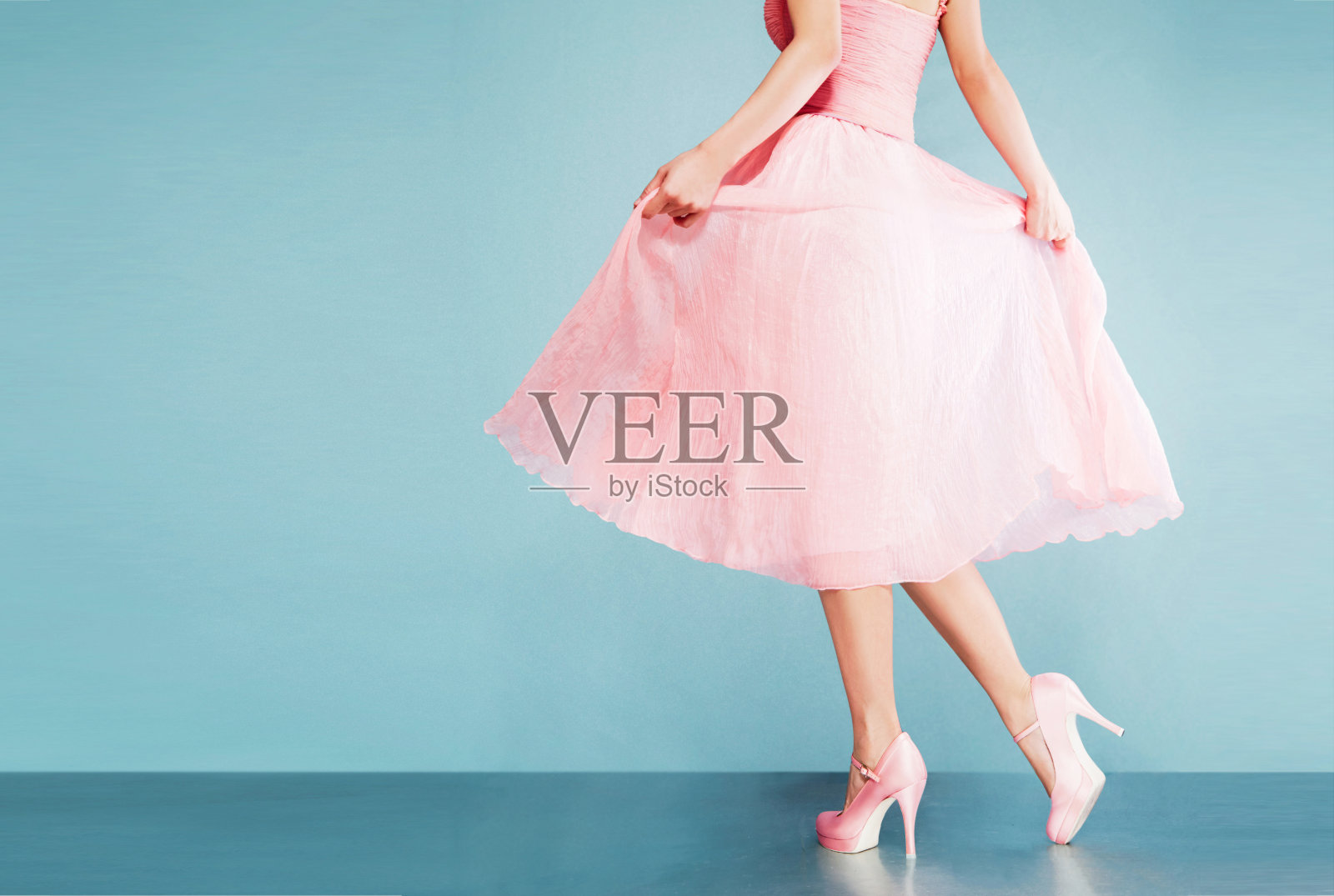 浪漫的粉色裙子配鞋子。复古风格。照片摄影图片