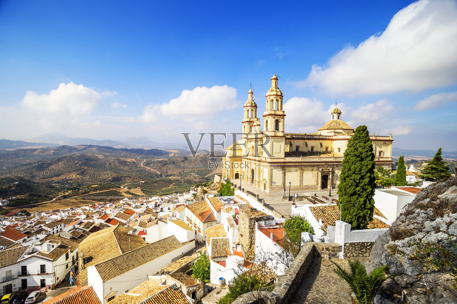西班牙安达卢西亚加的斯省奥尔维拉镇和教堂。照片摄影图片