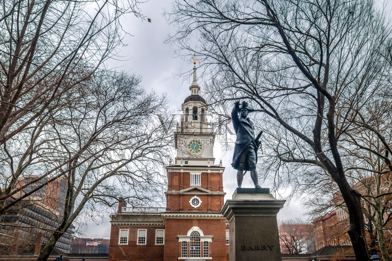 独立大厅和约翰巴里雕像-费城，宾夕法尼亚州，美国照片摄影图片