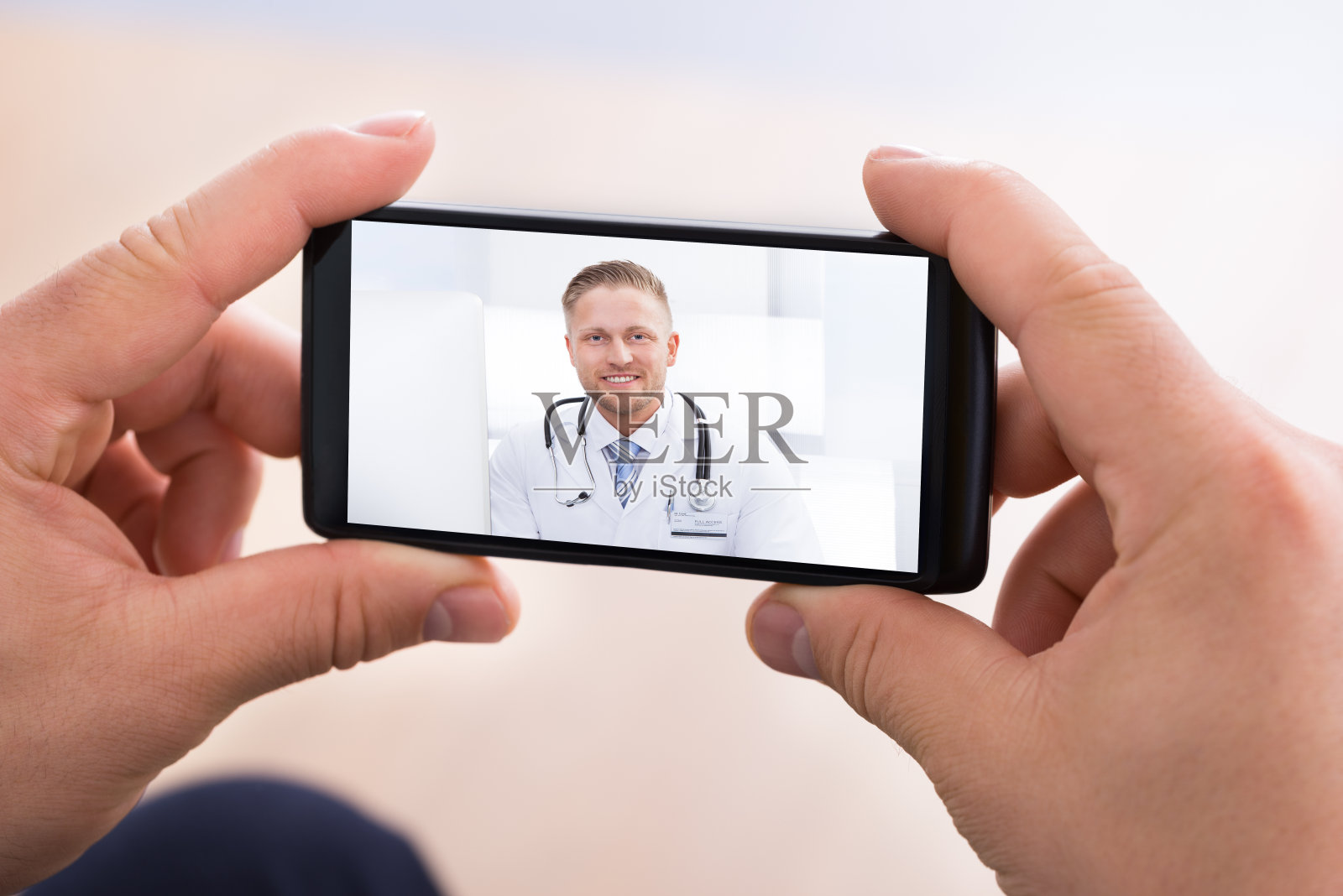 男子与医生视频聊天照片摄影图片