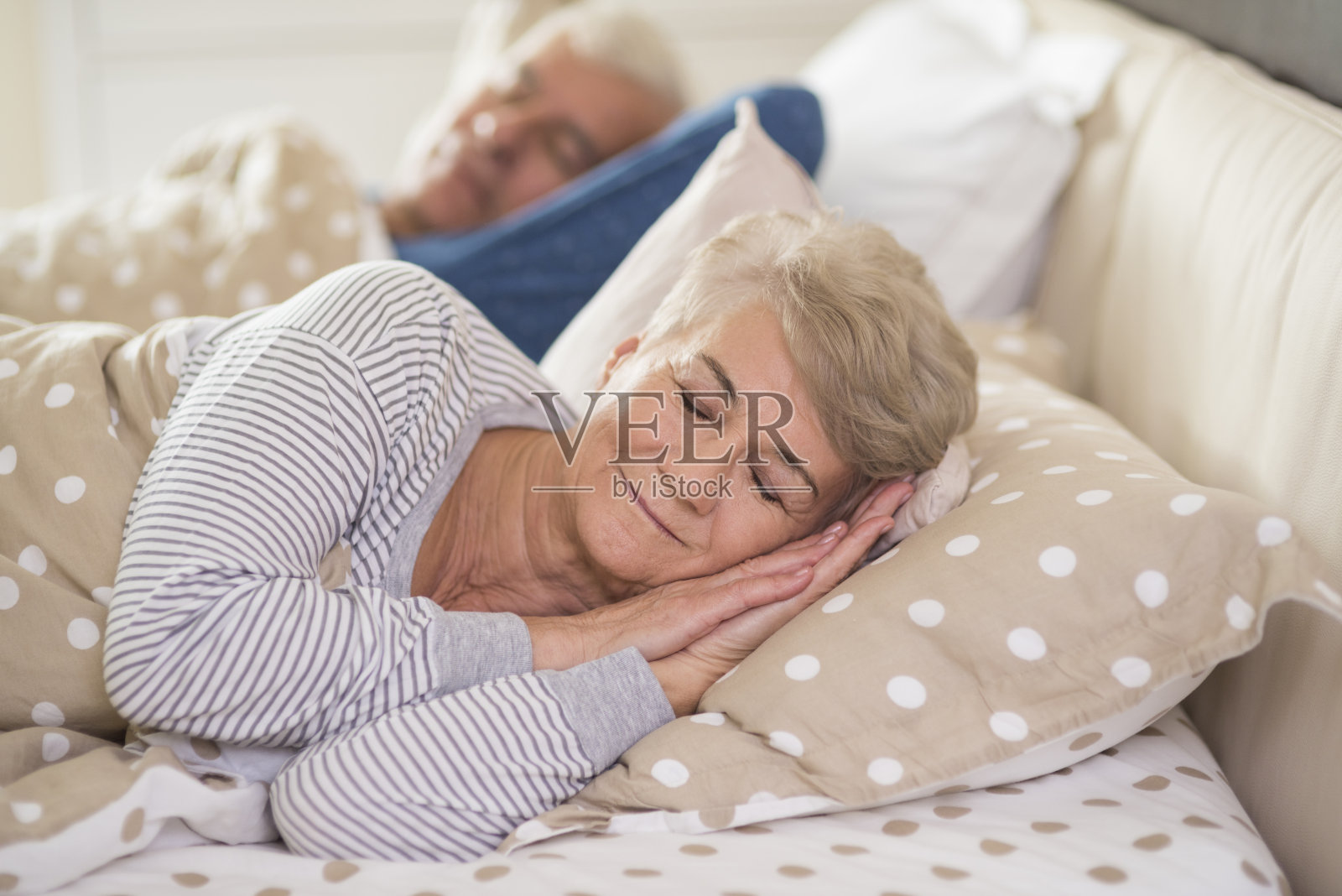 女人和她的丈夫睡得很舒服照片摄影图片