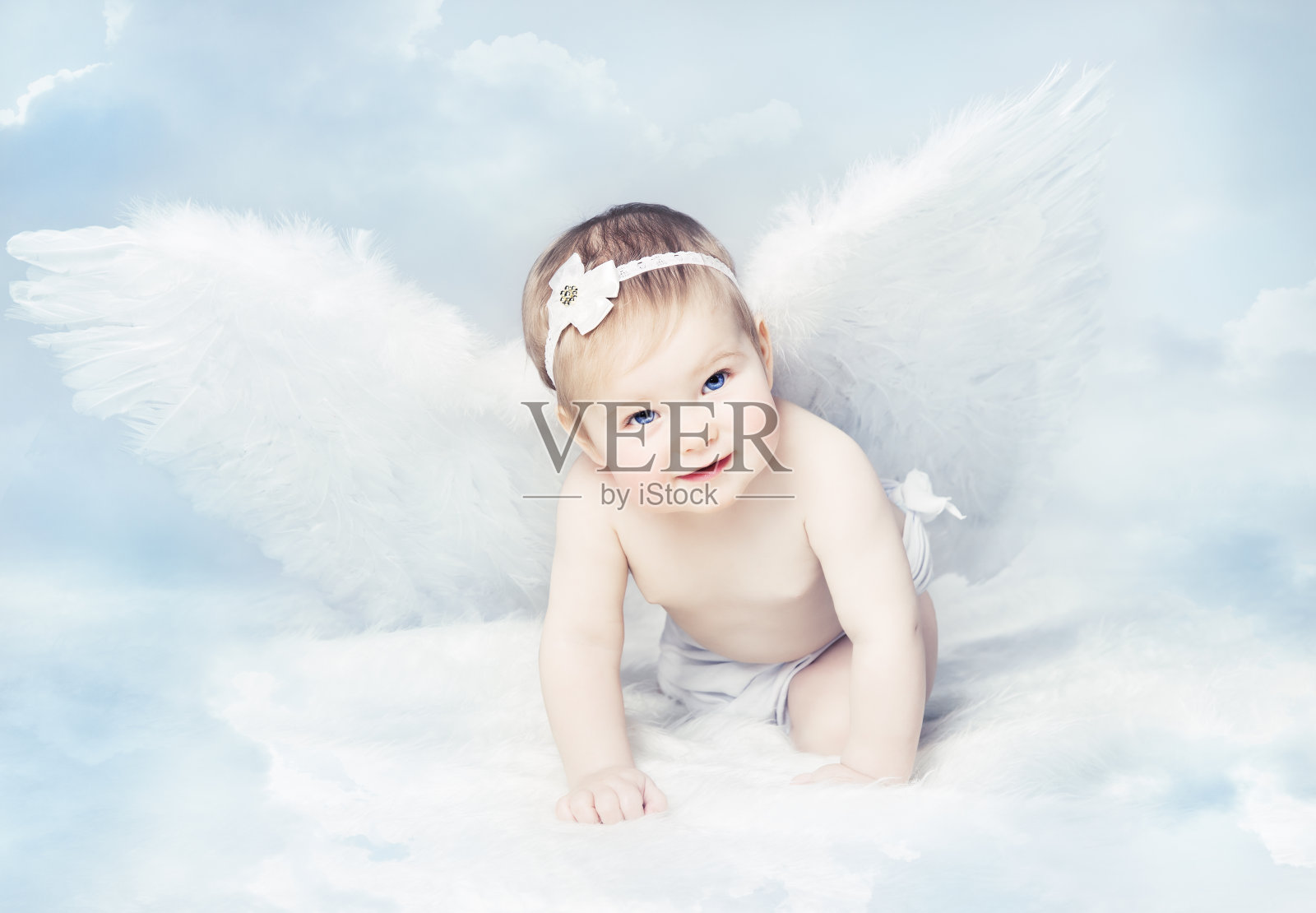 兴奋的天使小男孩，白翅. 欢快的天使儿童笑. 白翅膀的可爱孩子. 可爱 库存图片 - 图片 包括有 华伦泰, 符号: 208435951