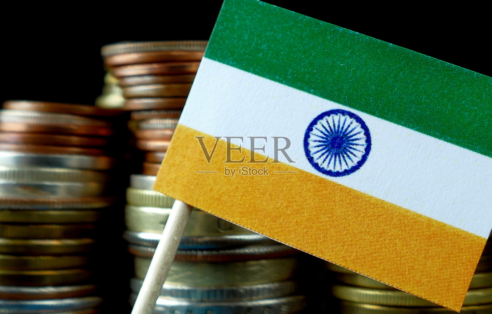 印度国旗挥舞着一堆钱币宏观照片摄影图片