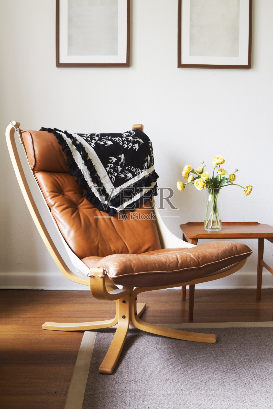 复古复古的棕褐色皮革丹麦椅子和桌子照片摄影图片