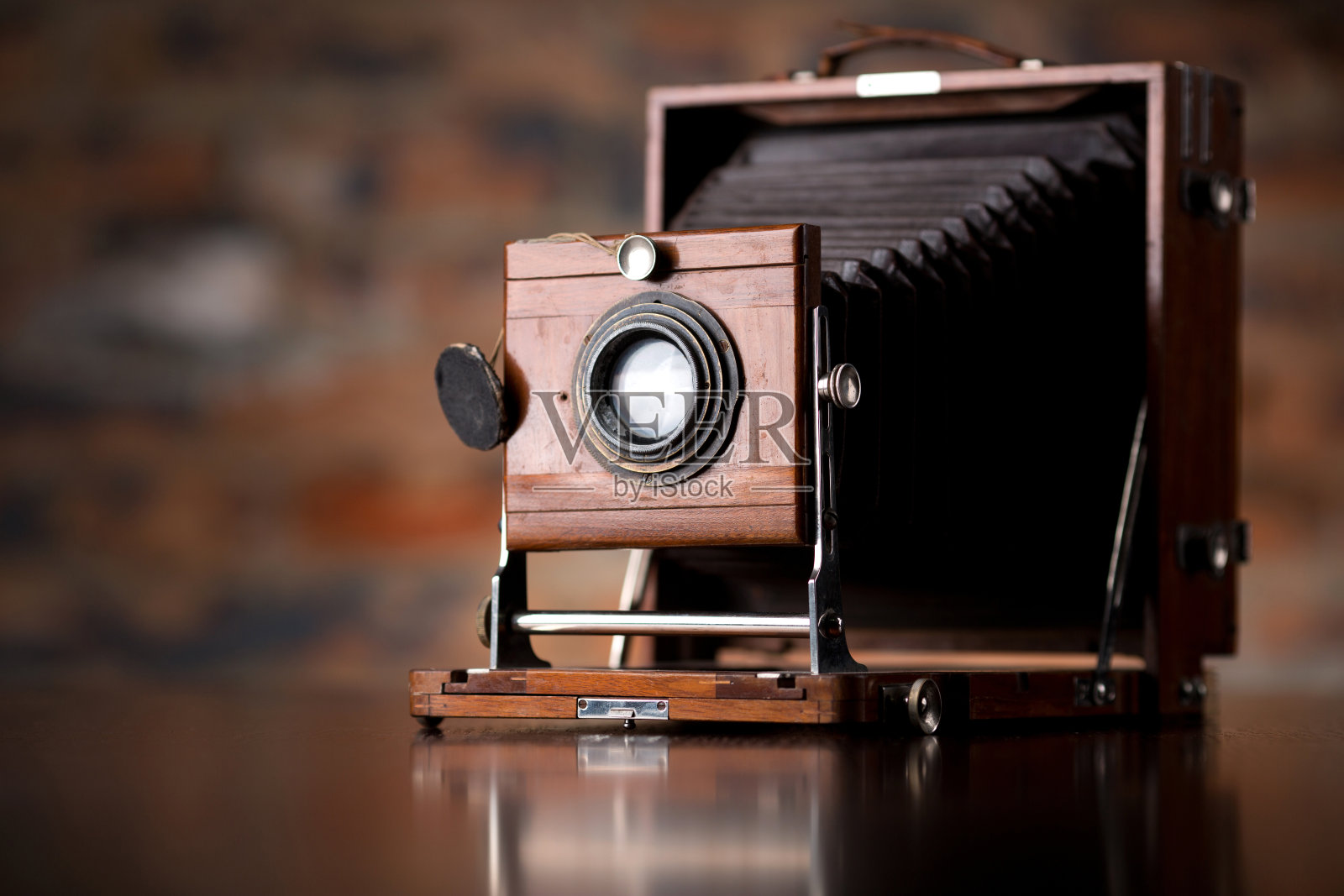 古董相机放在木桌上照片摄影图片