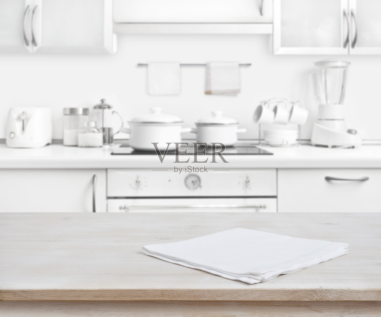 木质桌子与毛巾在模糊的白色现代厨房背景照片摄影图片