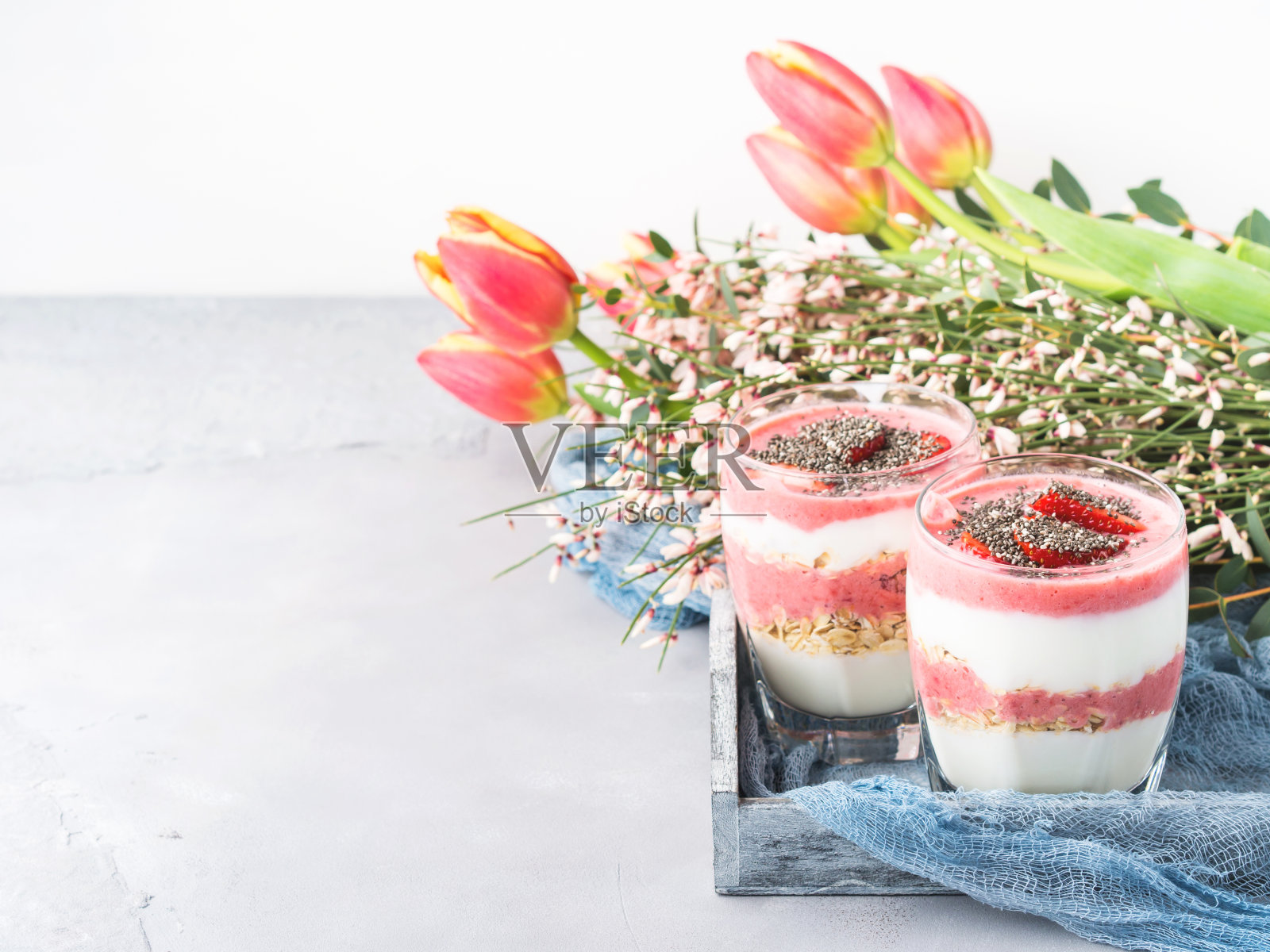 酸奶草莓水果冻糕配燕麦片照片摄影图片