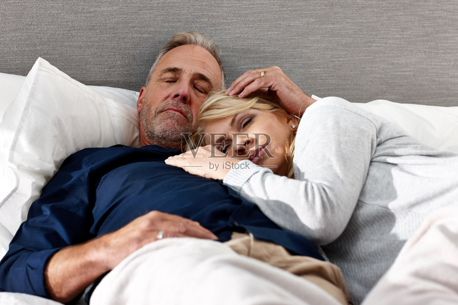成熟夫妇一起睡觉照片摄影图片