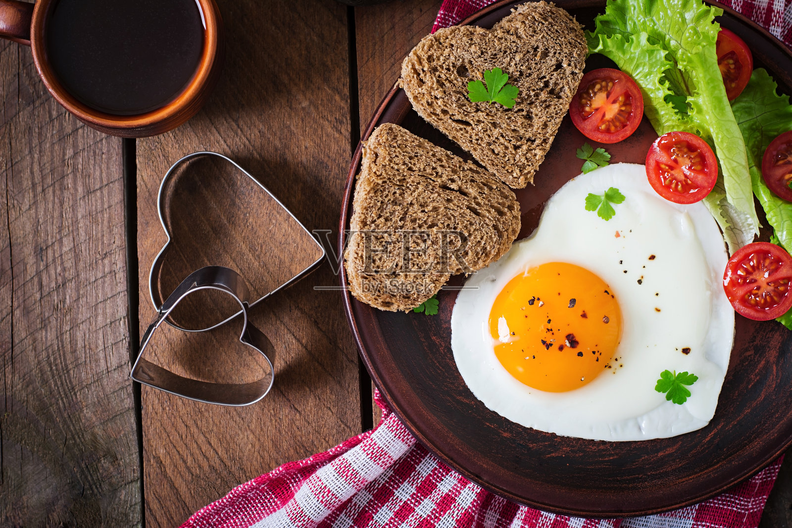 情人节早餐——煎蛋照片摄影图片