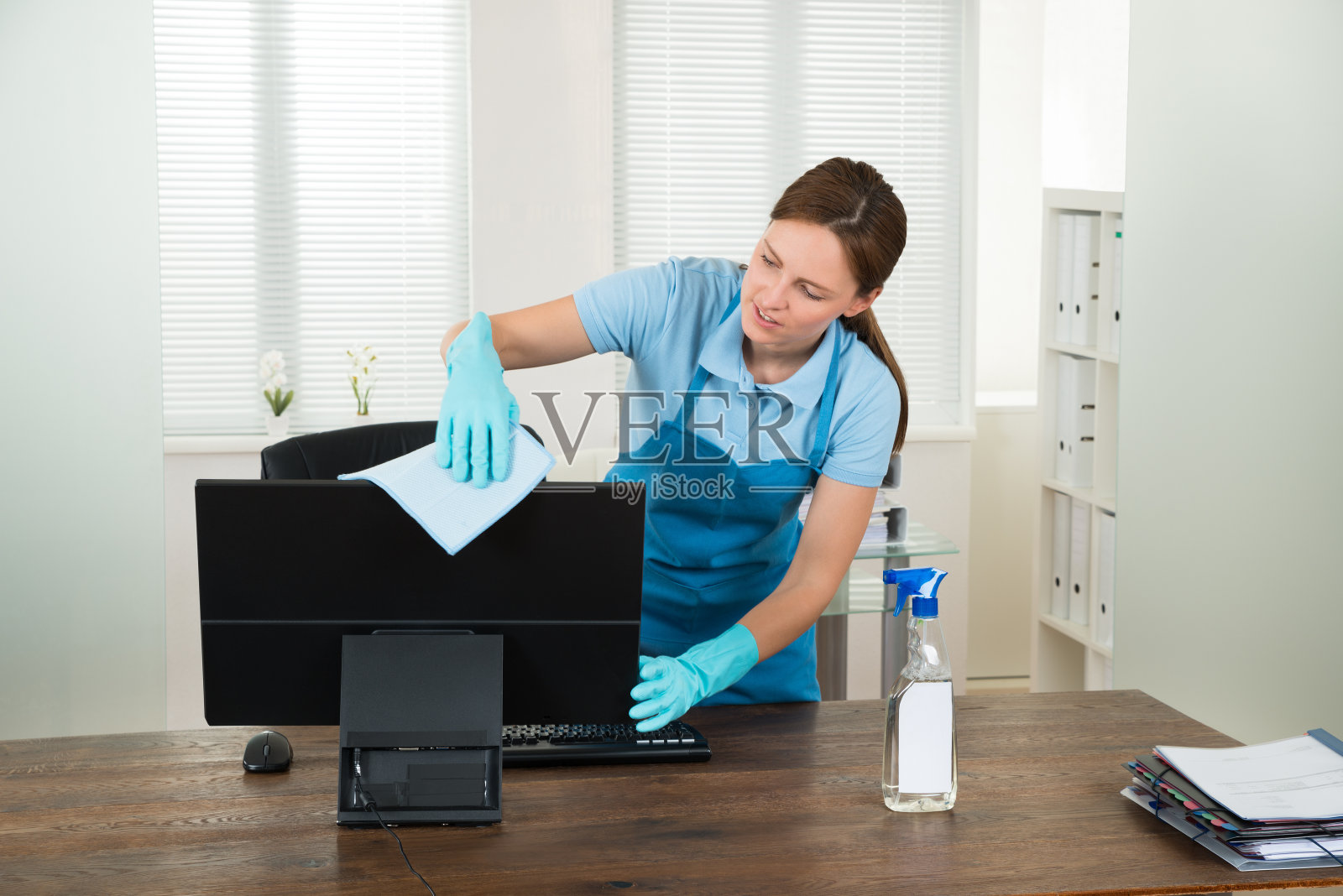 穿着工作服的女人擦电脑照片摄影图片