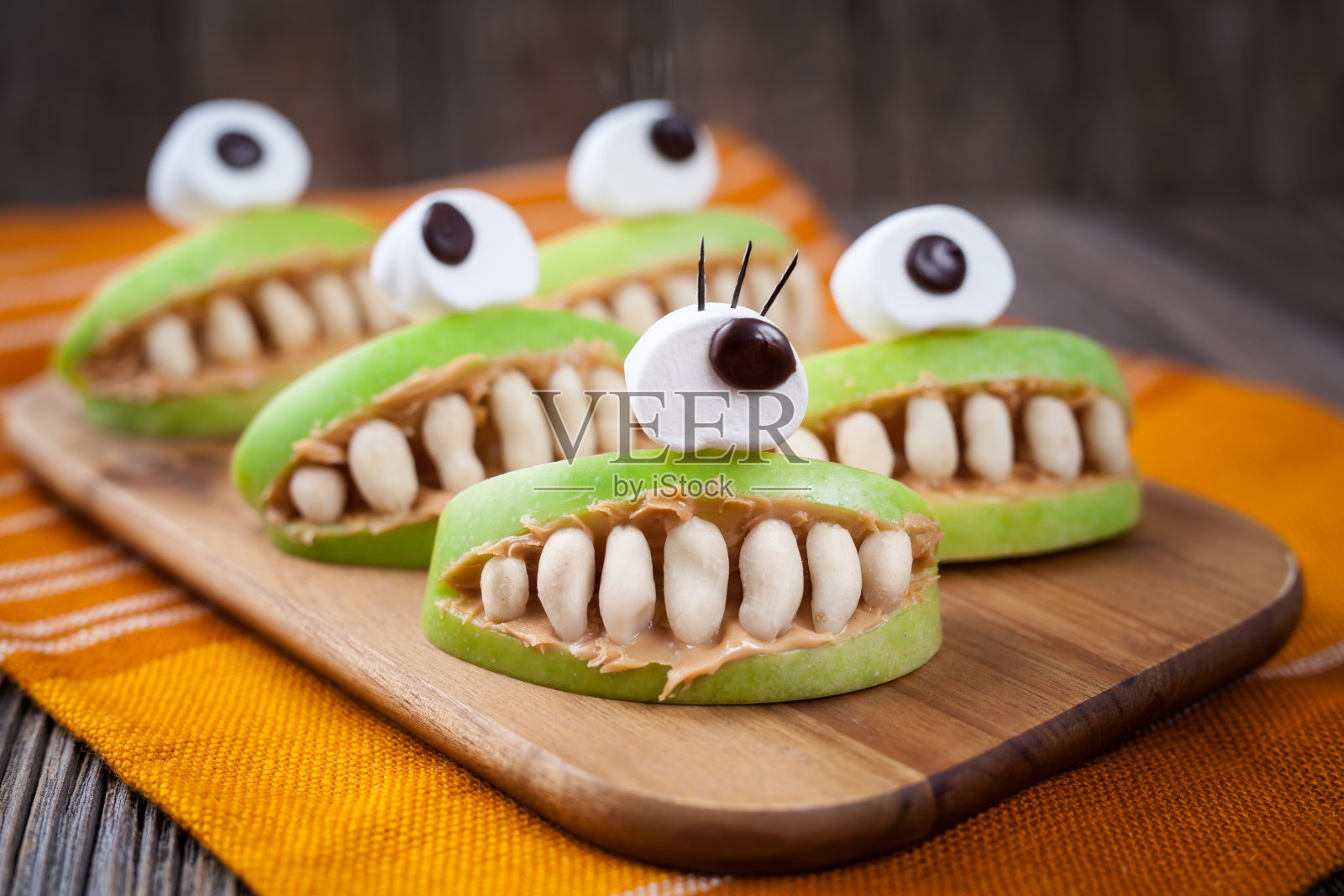 怪异的万圣节食用苹果怪物健康的天然甜点。恐怖的方照片摄影图片
