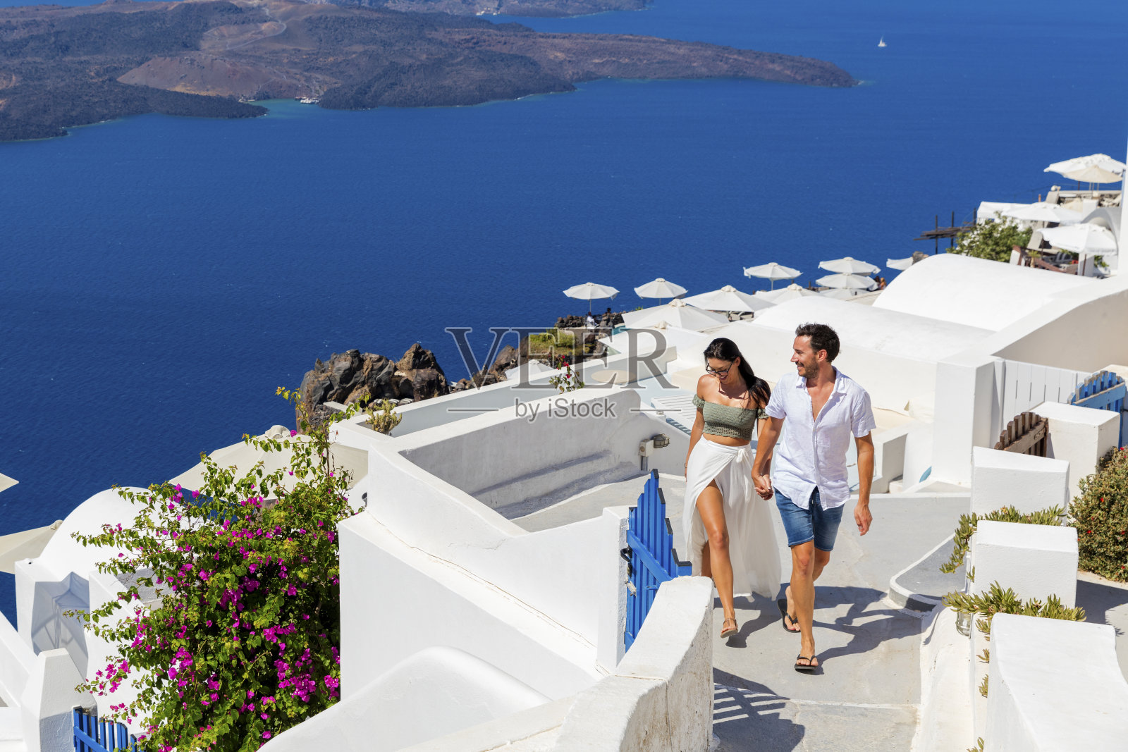 一对浪漫的情侣在希腊岛上照片摄影图片