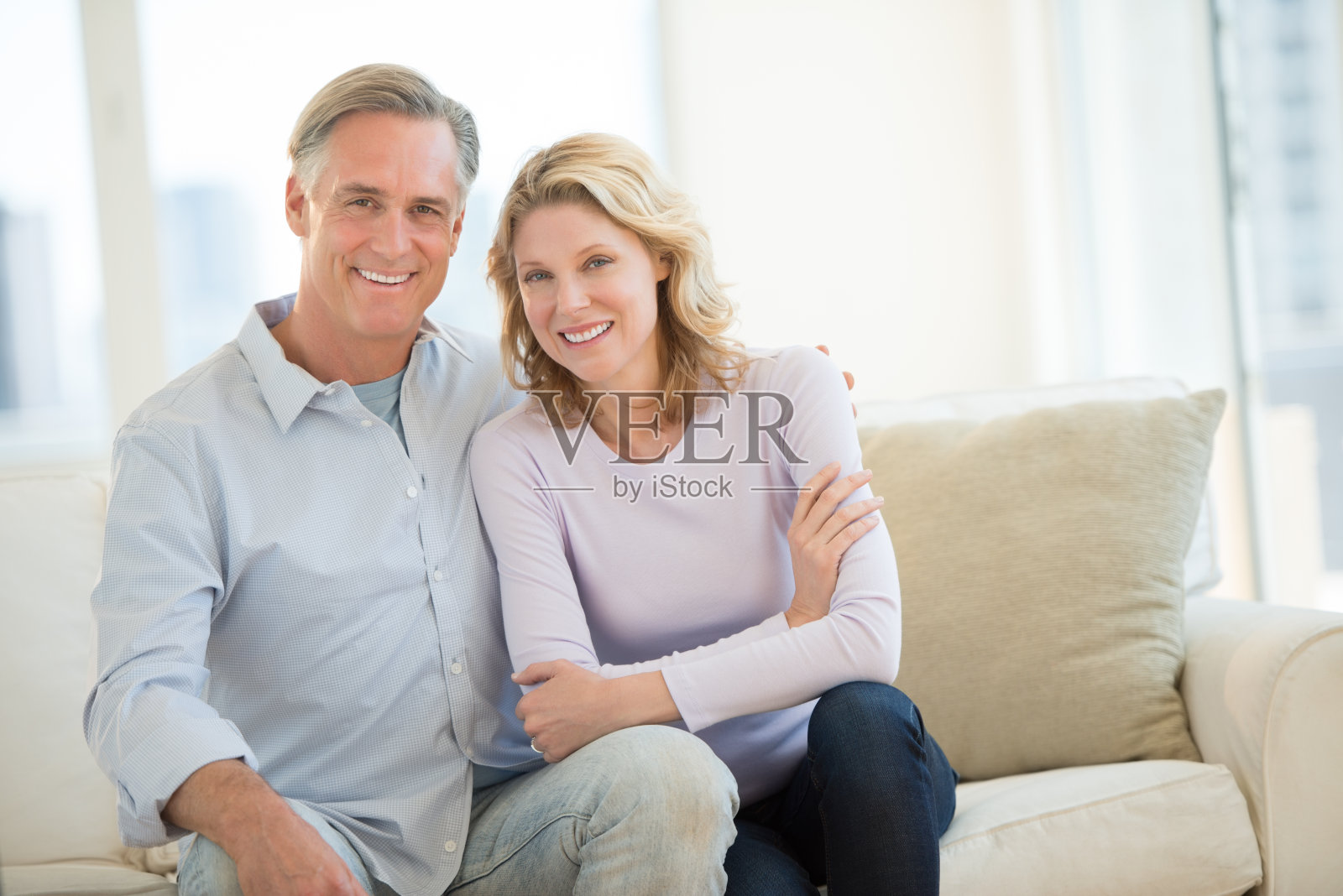 坐在客厅沙发上的幸福夫妇照片摄影图片