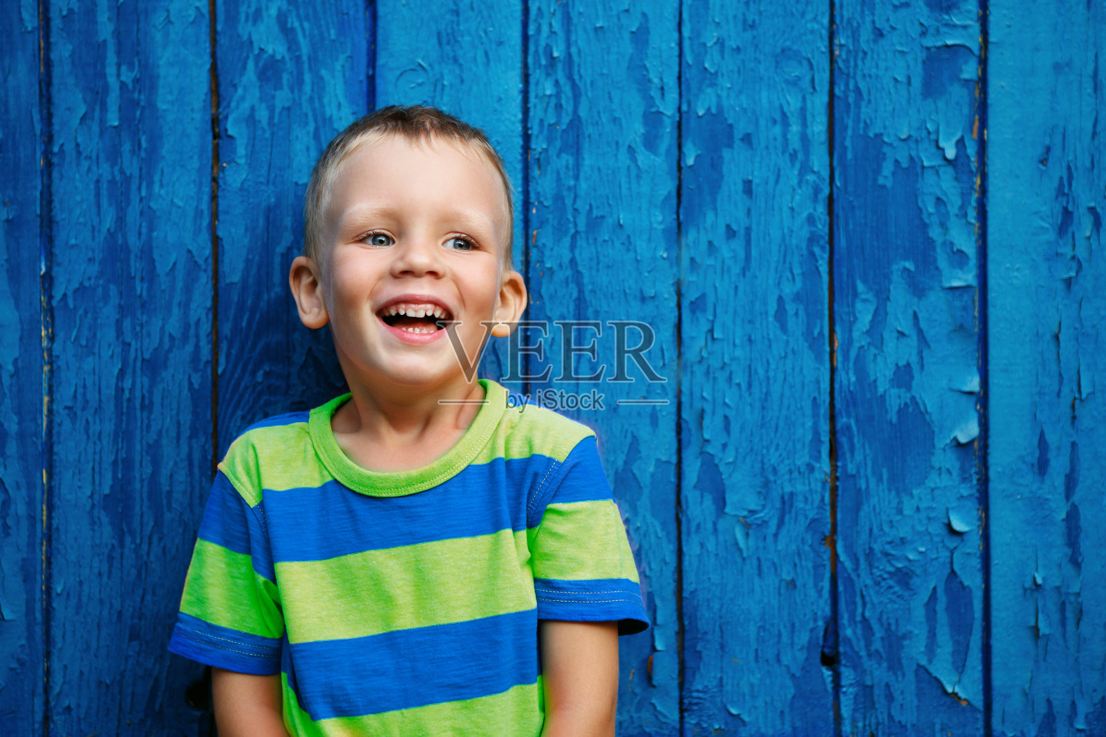 快乐，快乐，美丽的小男孩的肖像照片摄影图片