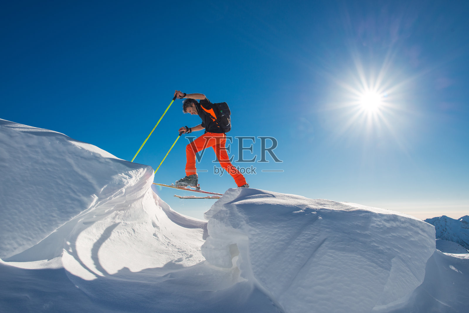 男子高山滑雪者爬上滑雪板和海豹皮照片摄影图片