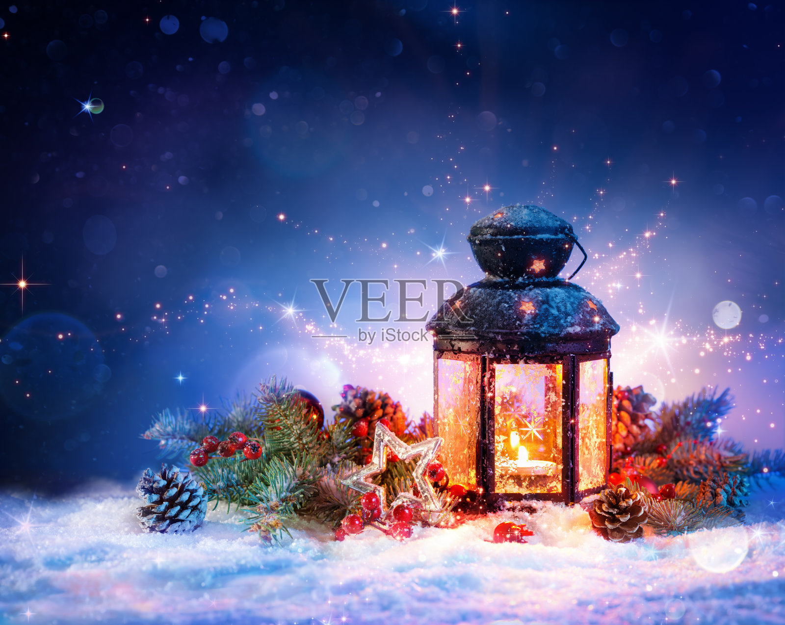 魔法灯笼在雪与圣诞节装饰照片摄影图片