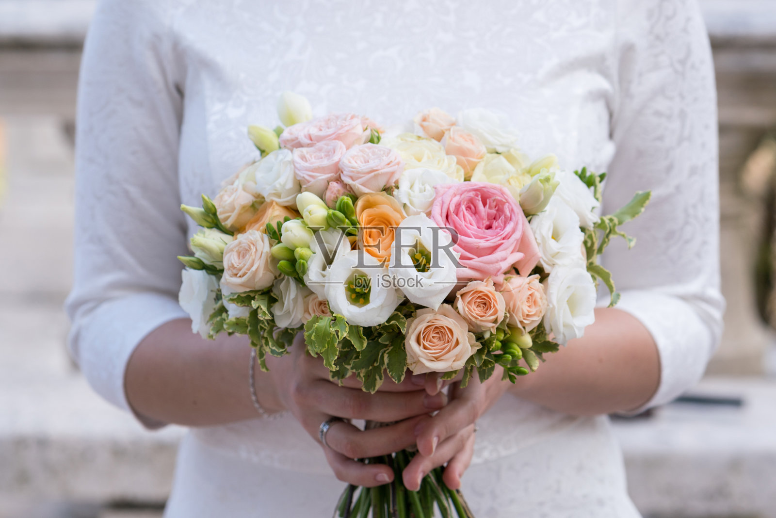 新娘花束，玫瑰，小苍兰照片摄影图片