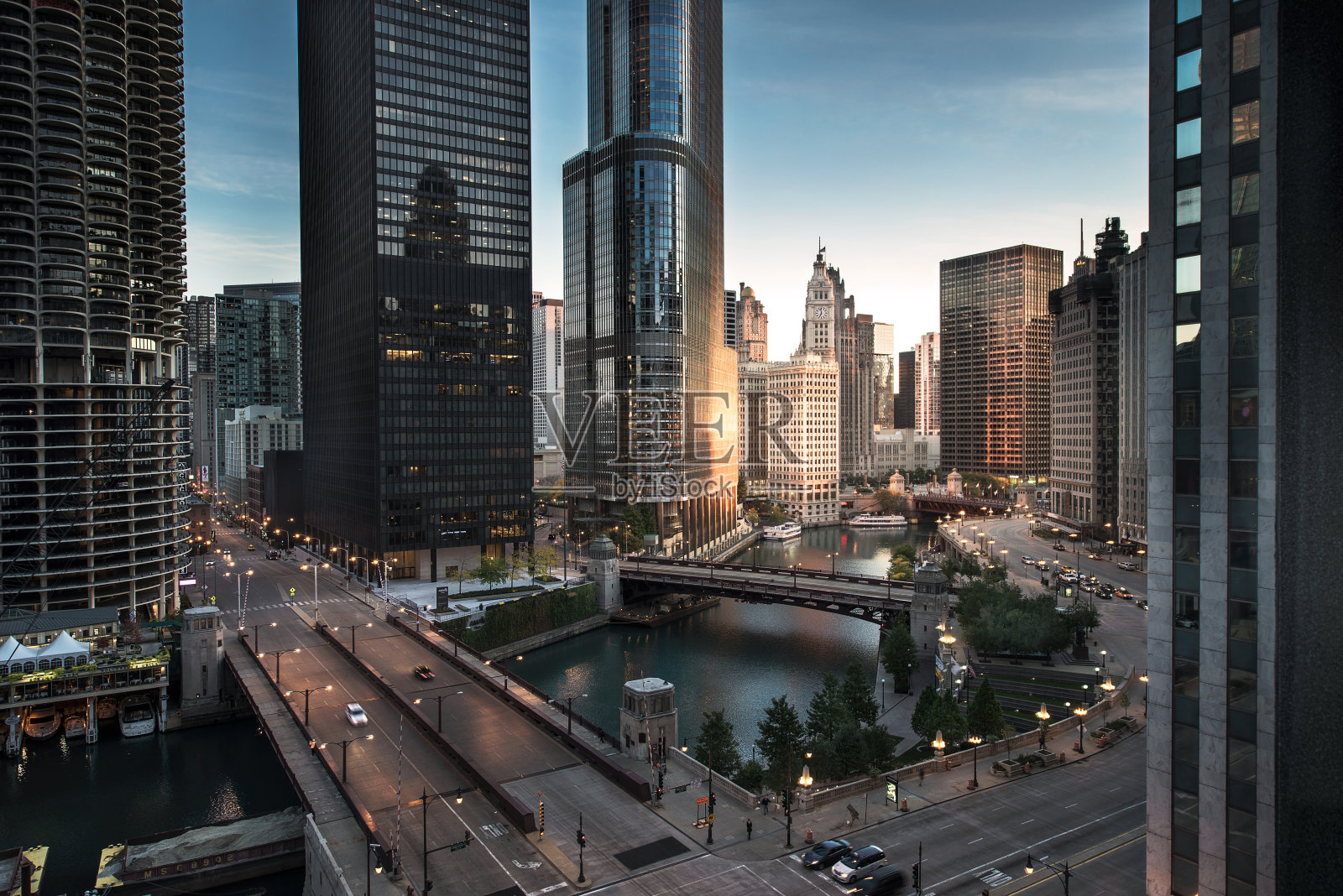 芝加哥市中心的黎明照片摄影图片