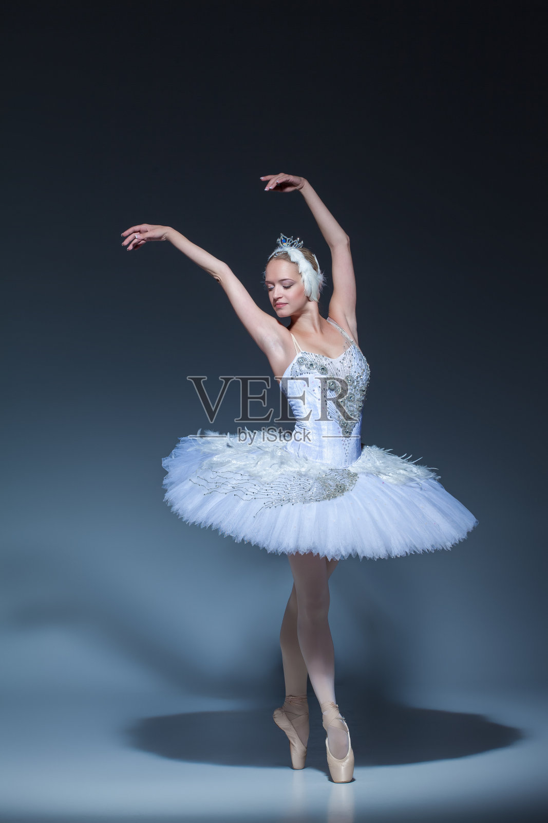 蓝色背景上的芭蕾舞女演员的肖像照片摄影图片