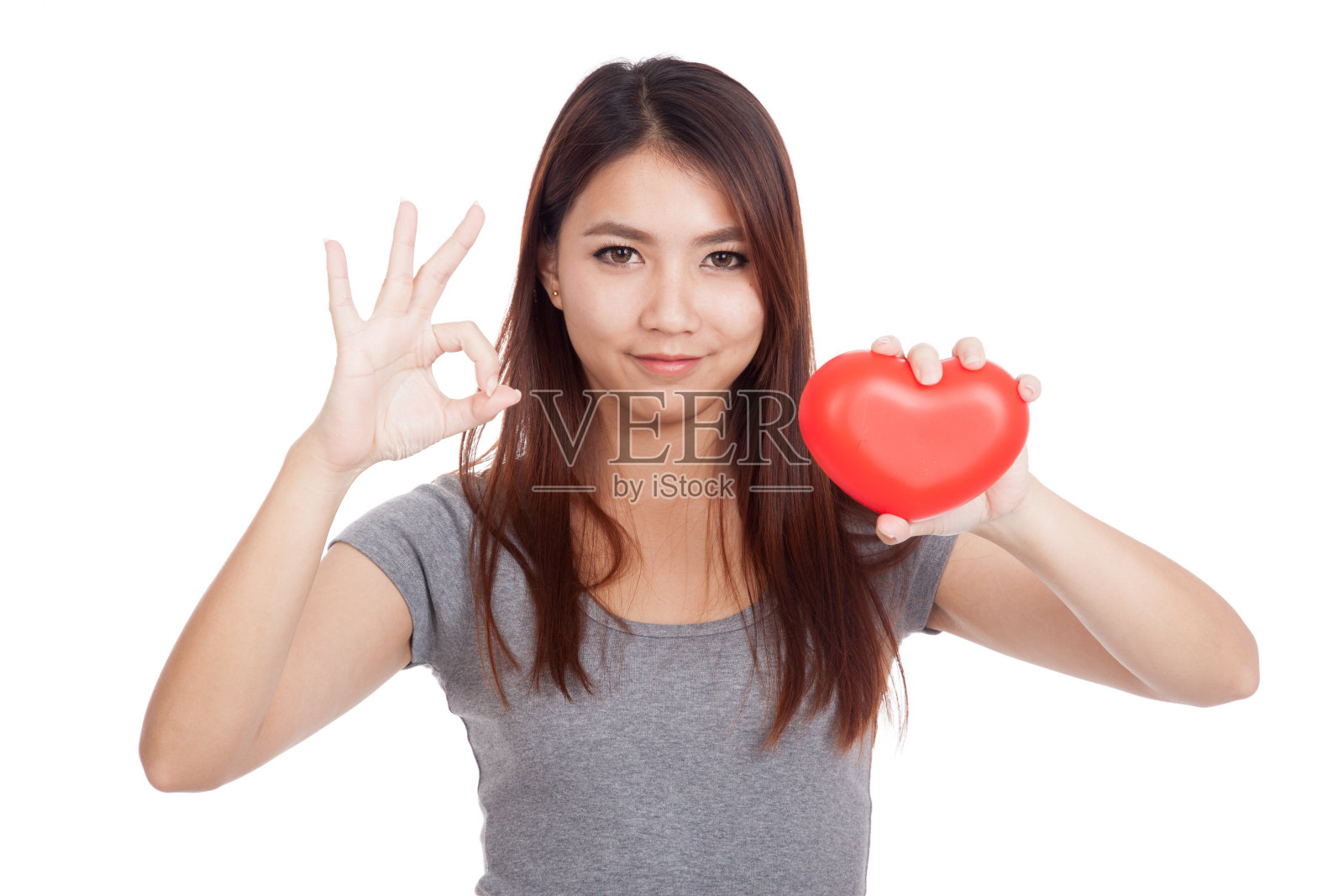年轻的亚洲女人用红心表示OK照片摄影图片