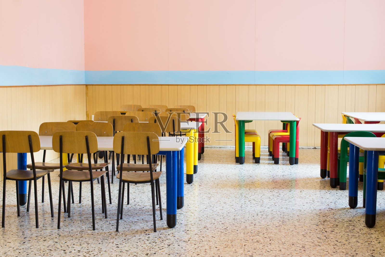 幼儿园食堂食堂用小板凳照片摄影图片