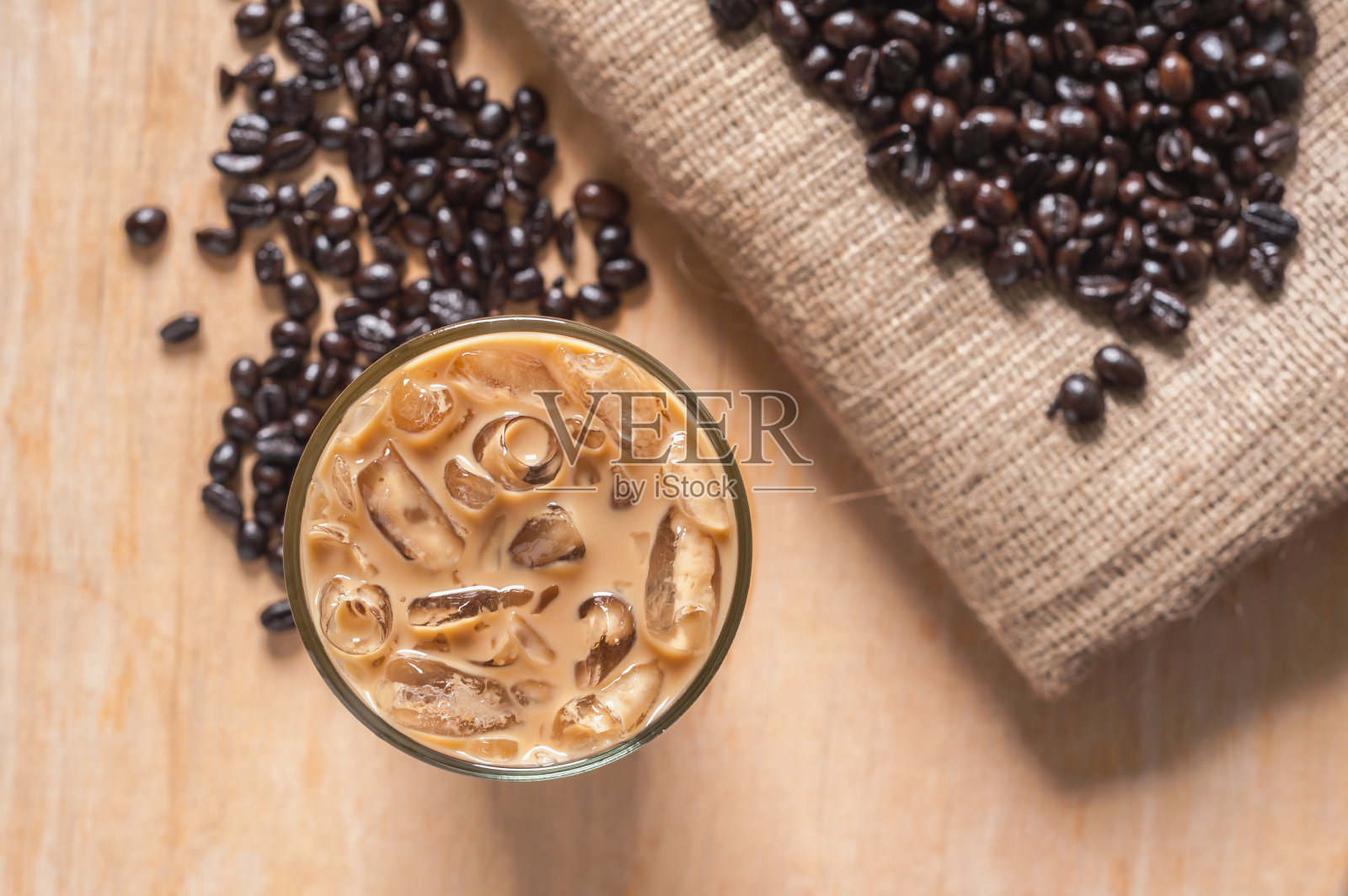 冰咖啡和新鲜的咖啡在木头上照片摄影图片
