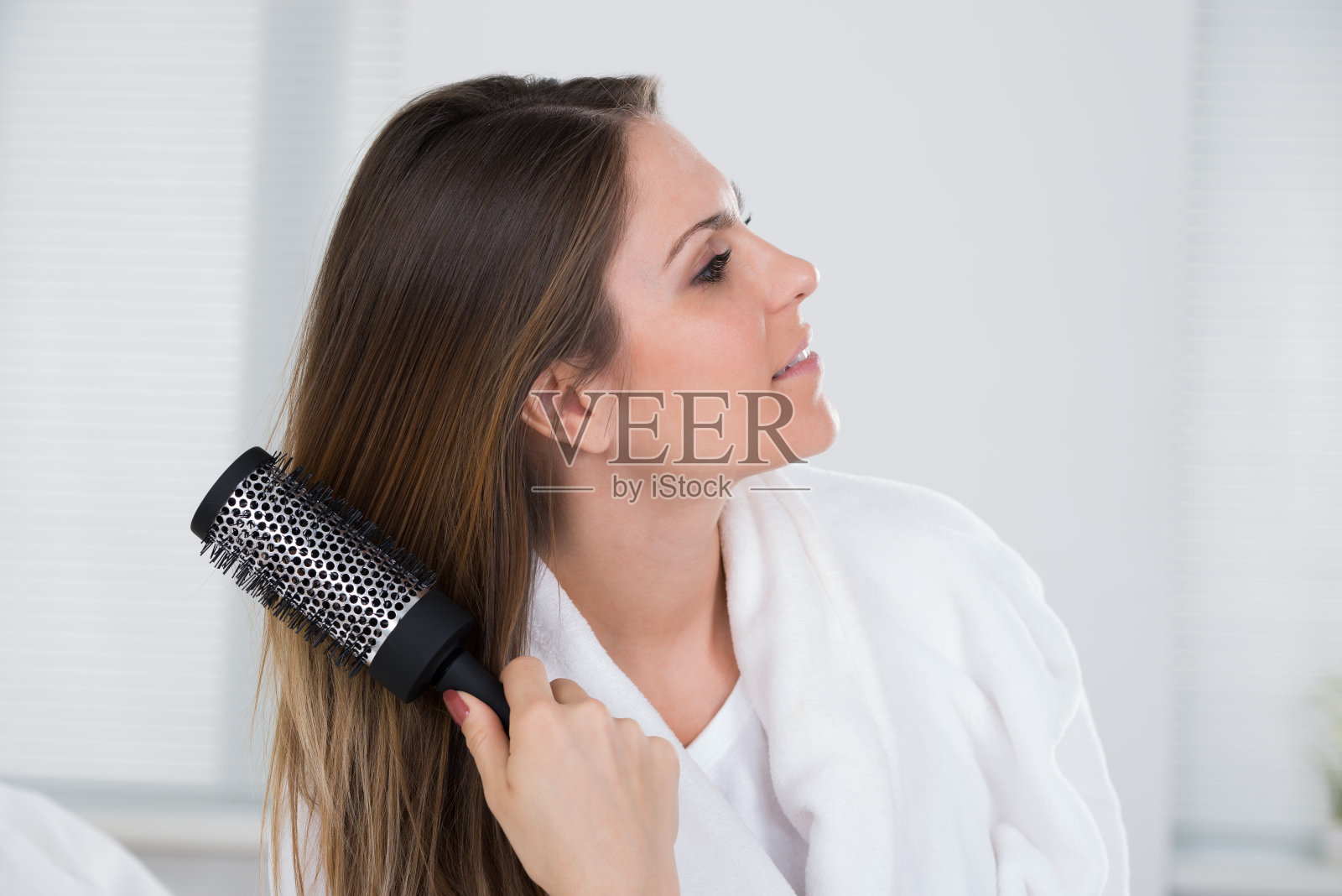 一名年轻漂亮女性在梳妆镜前梳头发_站酷海洛_正版图片_视频_字体_音乐素材交易平台_站酷旗下品牌