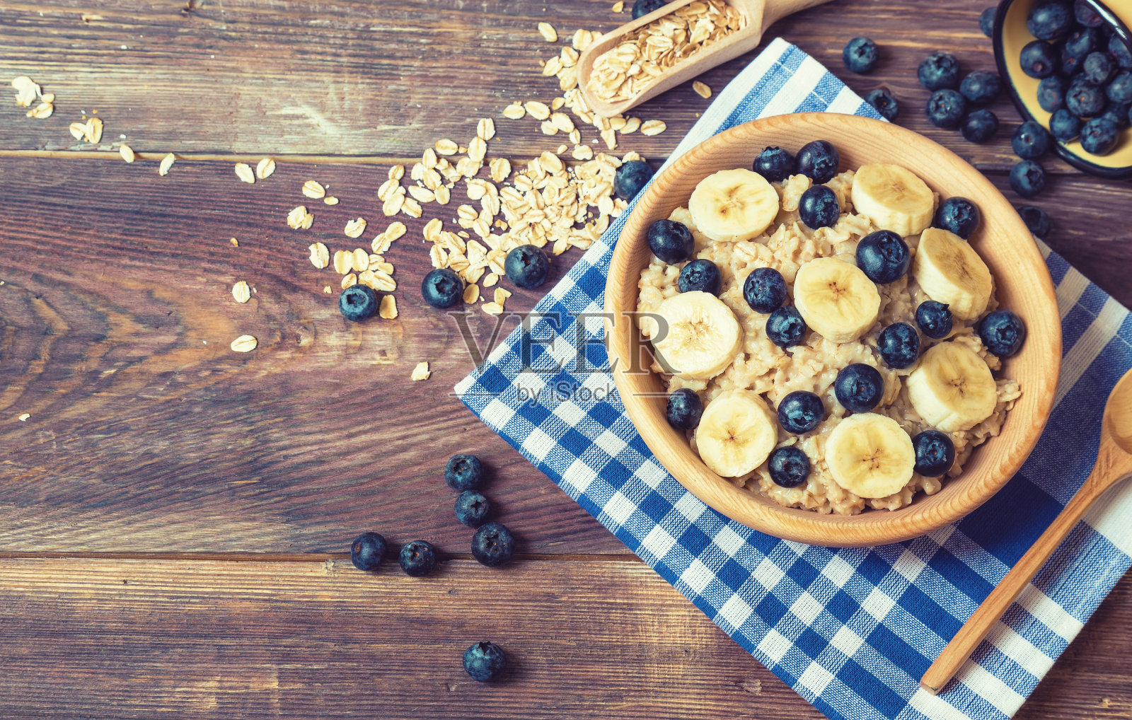 木碗里的蓝莓和香蕉燕麦片照片摄影图片