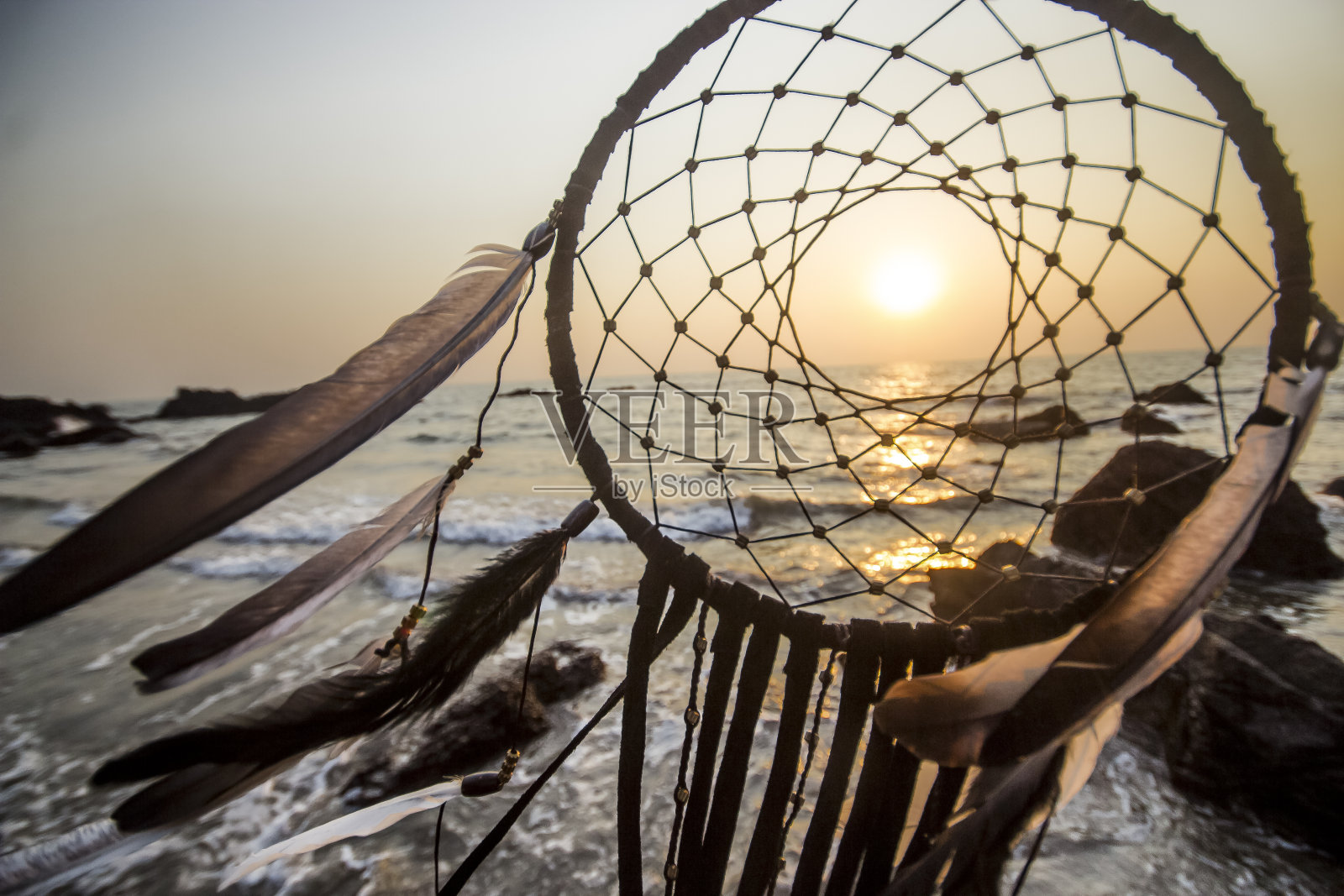 日落时分，印度果阿海滩上的捕梦网照片摄影图片