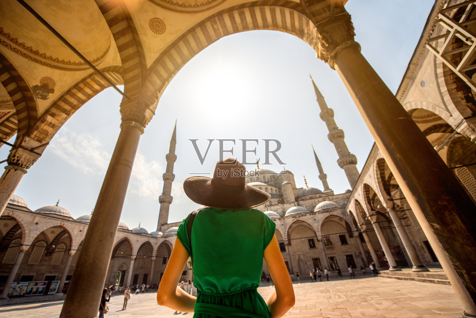 伊斯坦布尔蓝色清真寺附近的妇女照片摄影图片