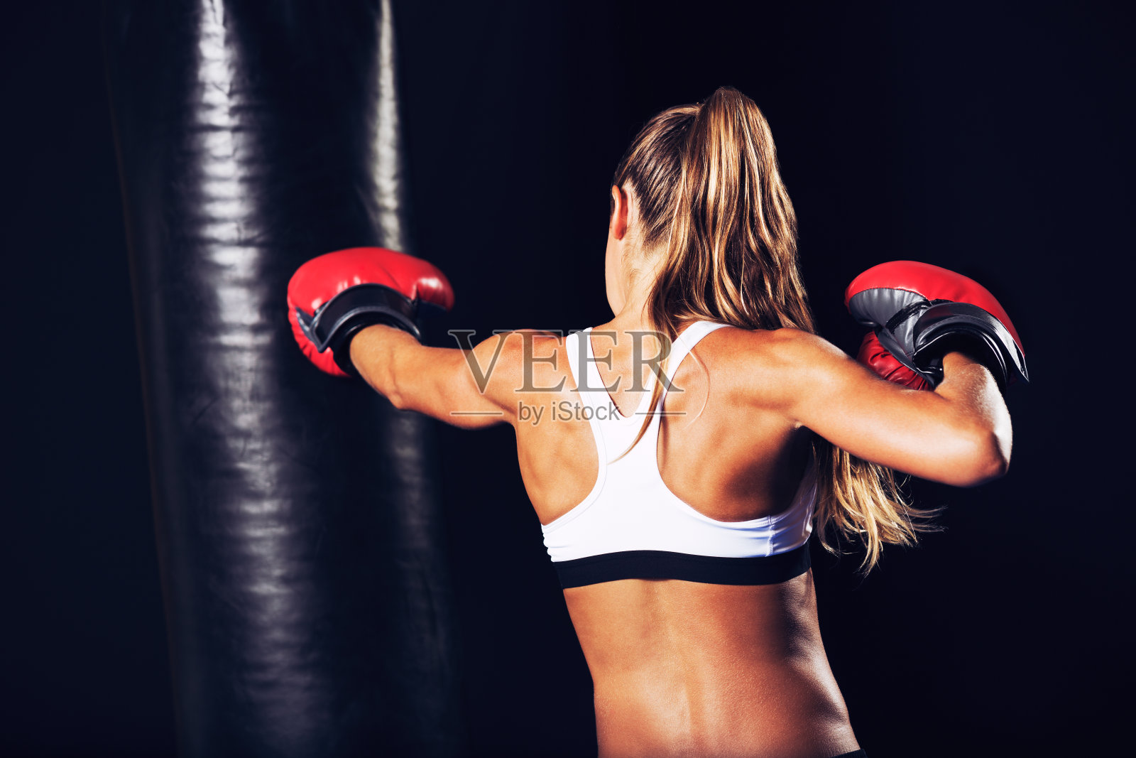 美丽的健身女人拳击与红色手套照片摄影图片