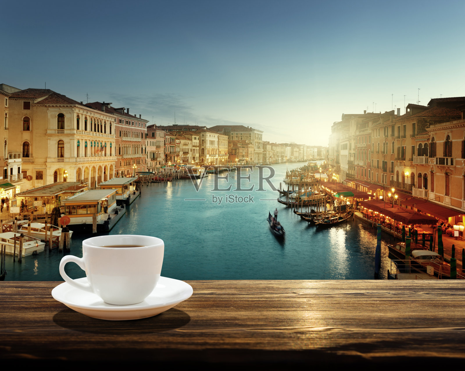 桌上的咖啡和日落时分的威尼斯，意大利照片摄影图片