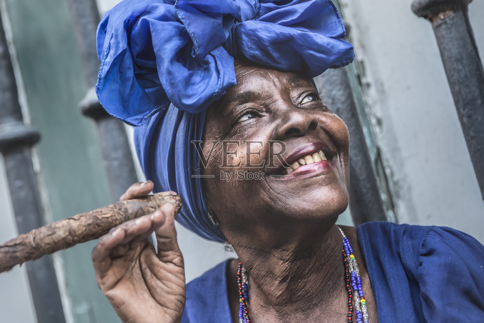 图为古巴哈瓦那一名吸着雪茄的非洲裔古巴妇女照片摄影图片