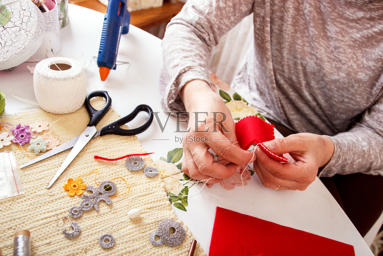 年长妇女用手缝纫照片摄影图片
