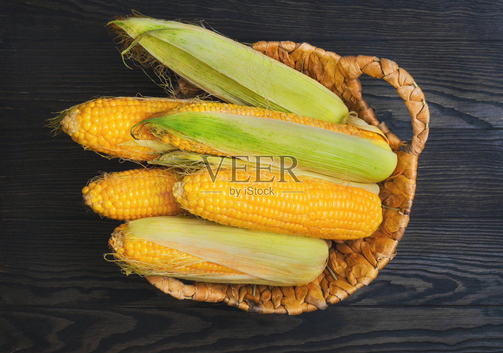 柳条篮子里的新鲜玉米照片摄影图片