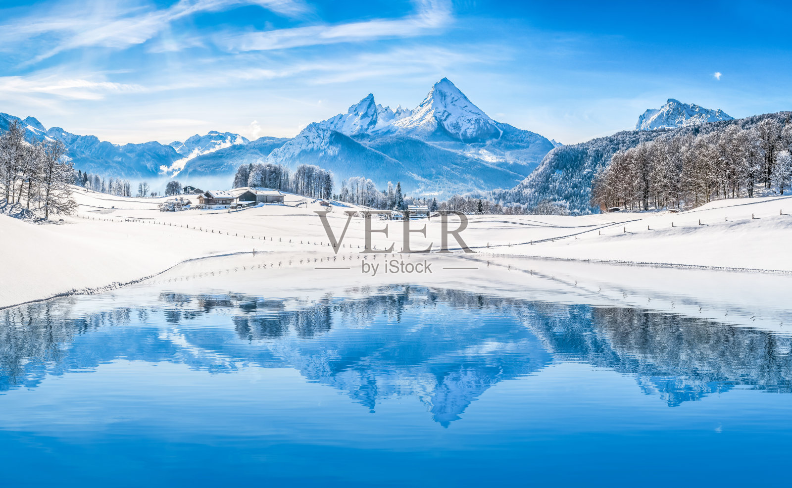 冬季的阿尔卑斯山仙境在水晶般清澈的山湖中反射照片摄影图片