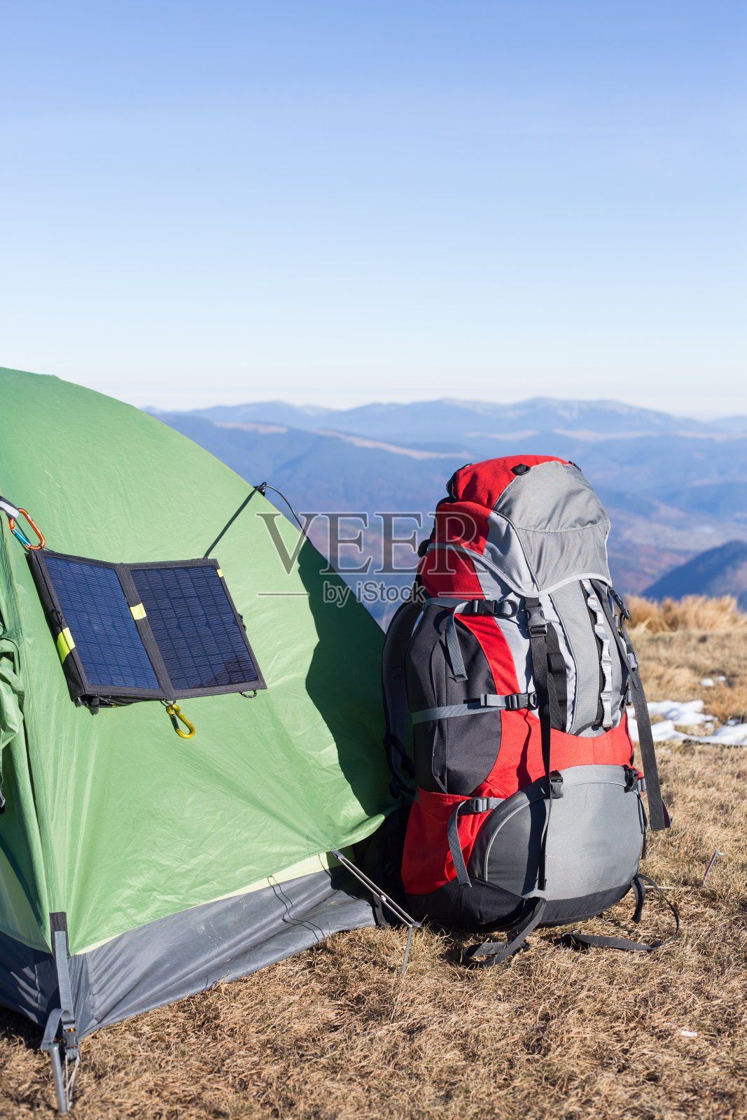 太阳能电池板挂在帐篷上。照片摄影图片