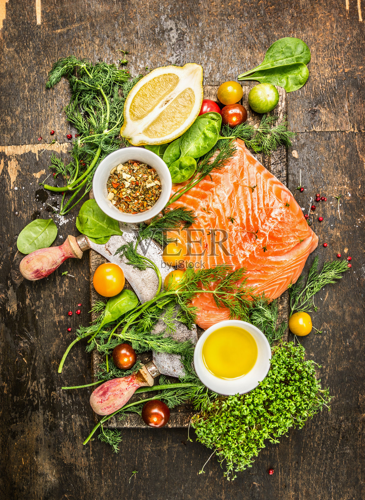 三文鱼片配新鲜健康的香草，蔬菜，油和香料照片摄影图片
