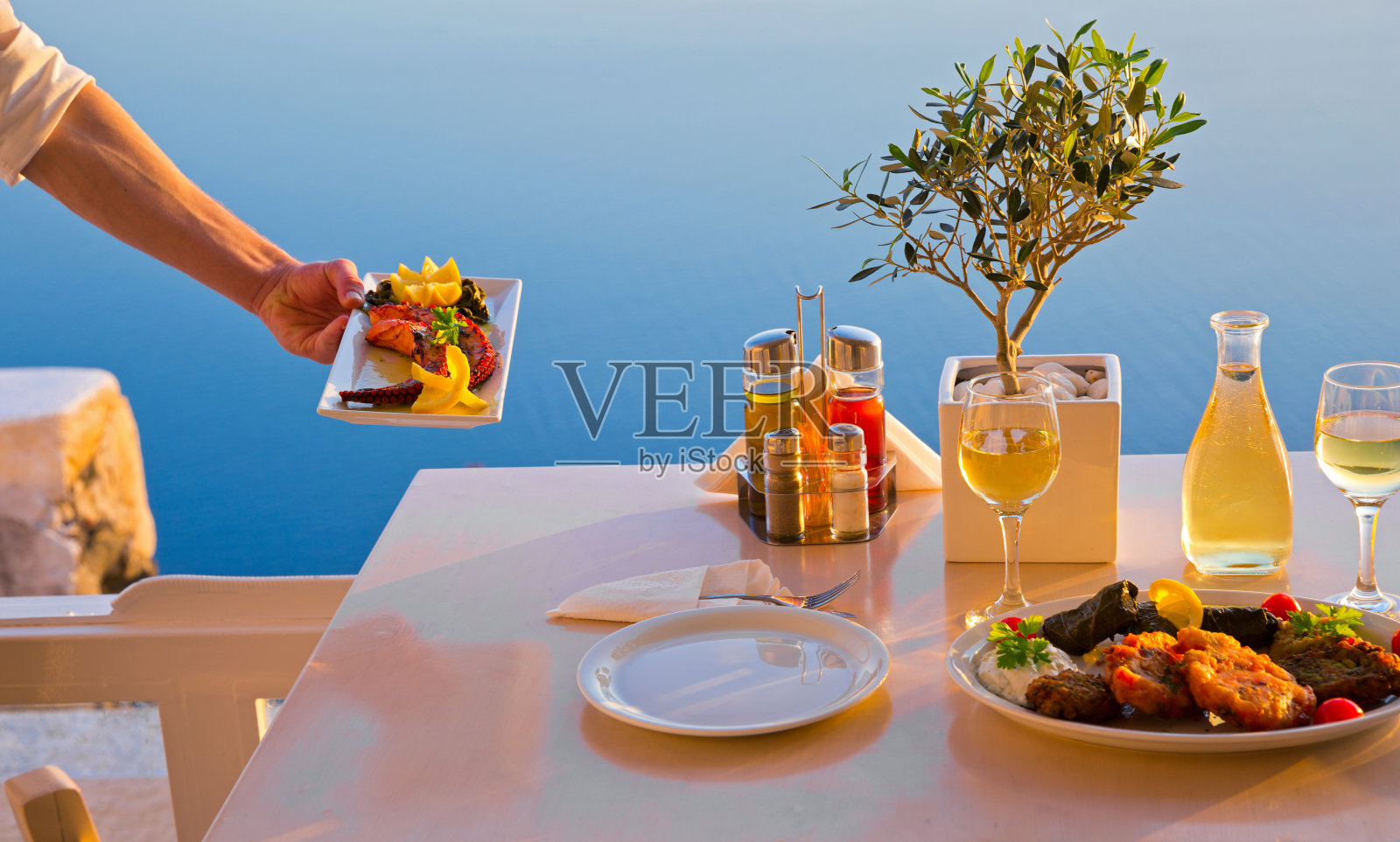 圣托里尼岛浪漫的双人桌照片摄影图片