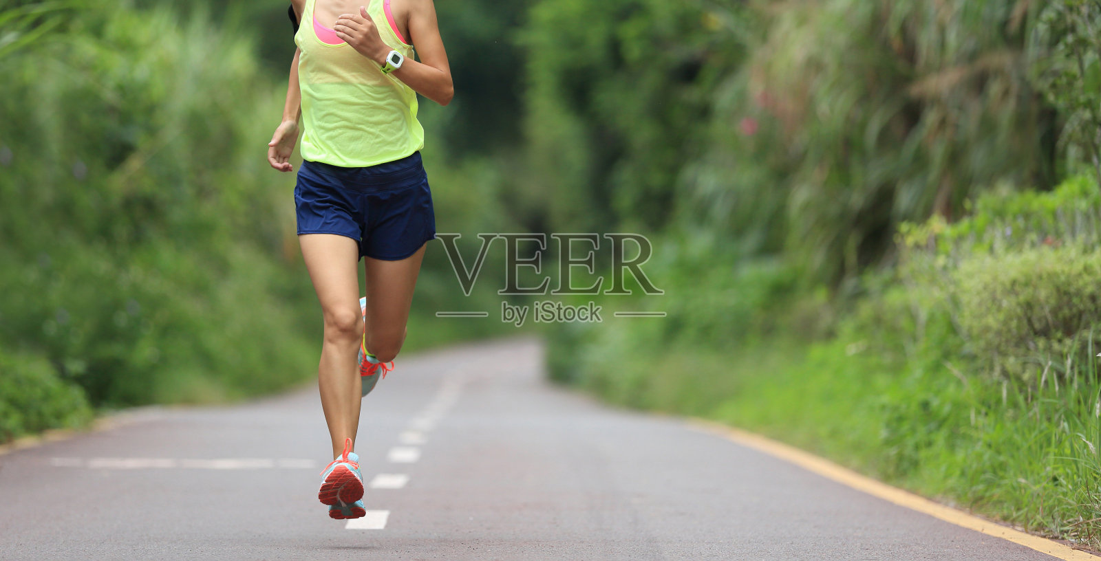 年轻的健身女运动员在山间小径上跑步照片摄影图片