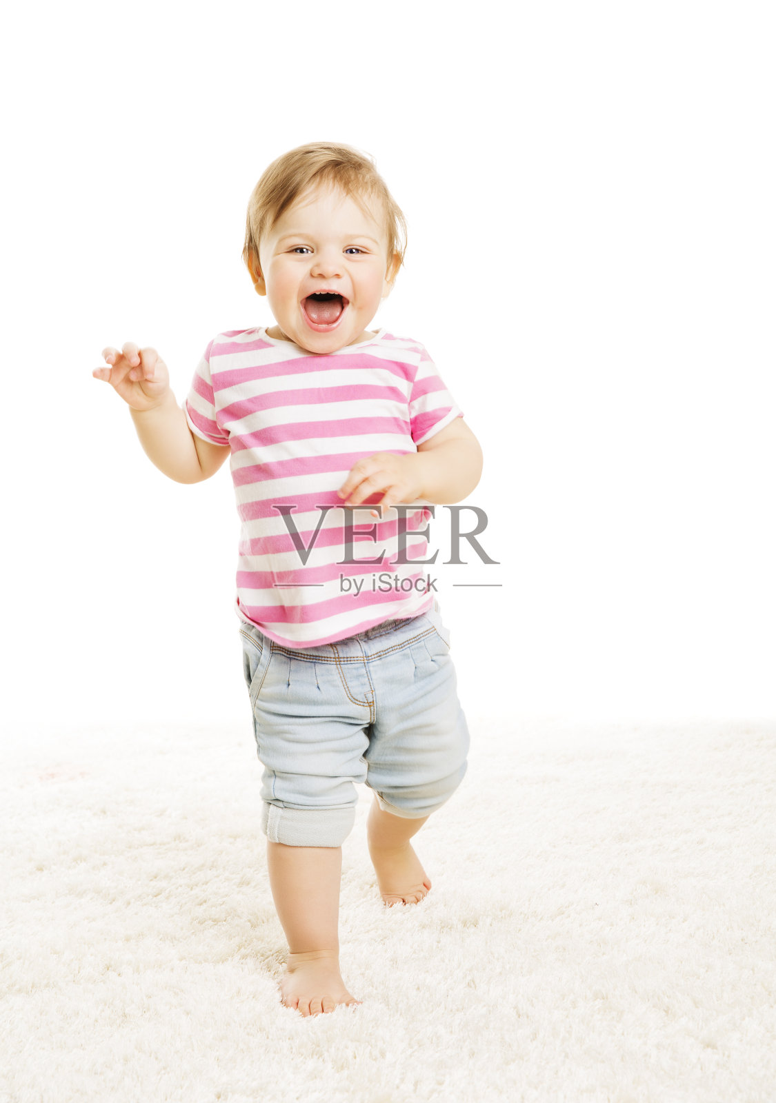 一岁的婴儿，小女孩，快乐的学步儿童照片摄影图片