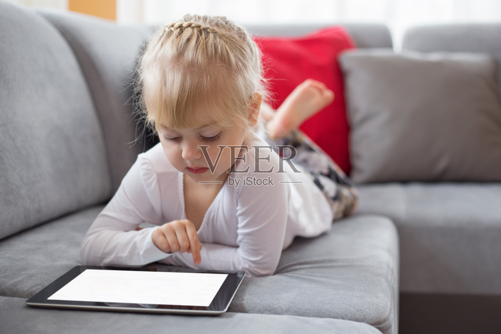 小女孩在用平板电脑照片摄影图片