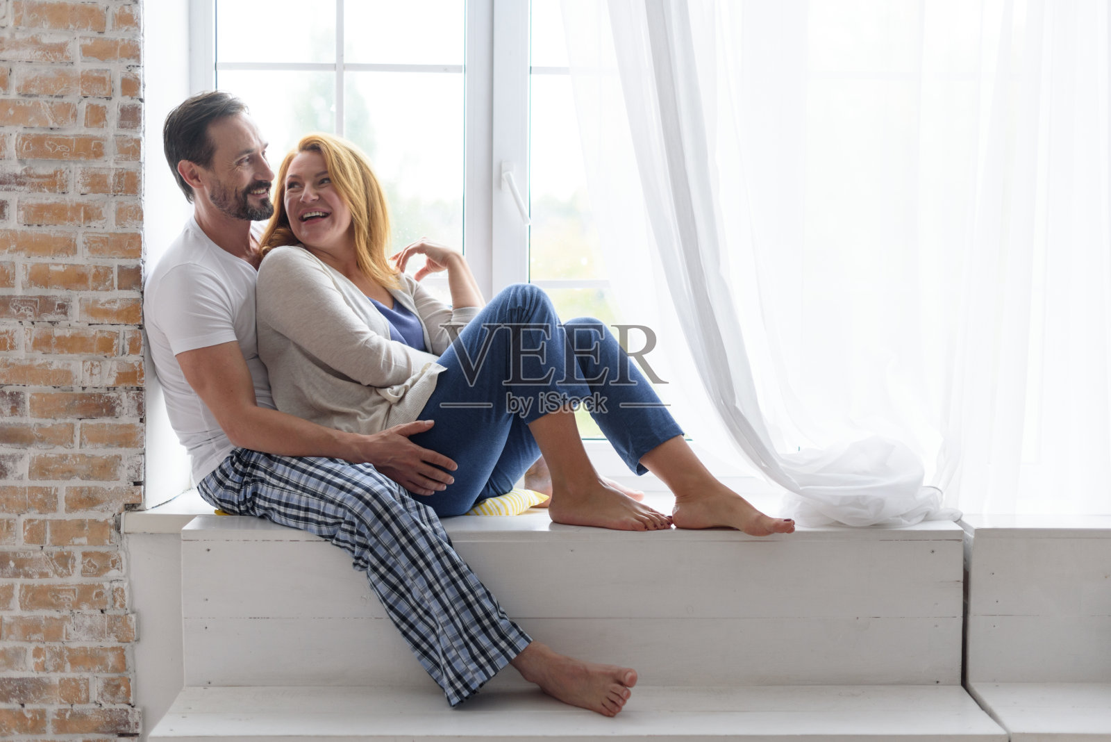 成人幸福的夫妇在家里微笑照片摄影图片