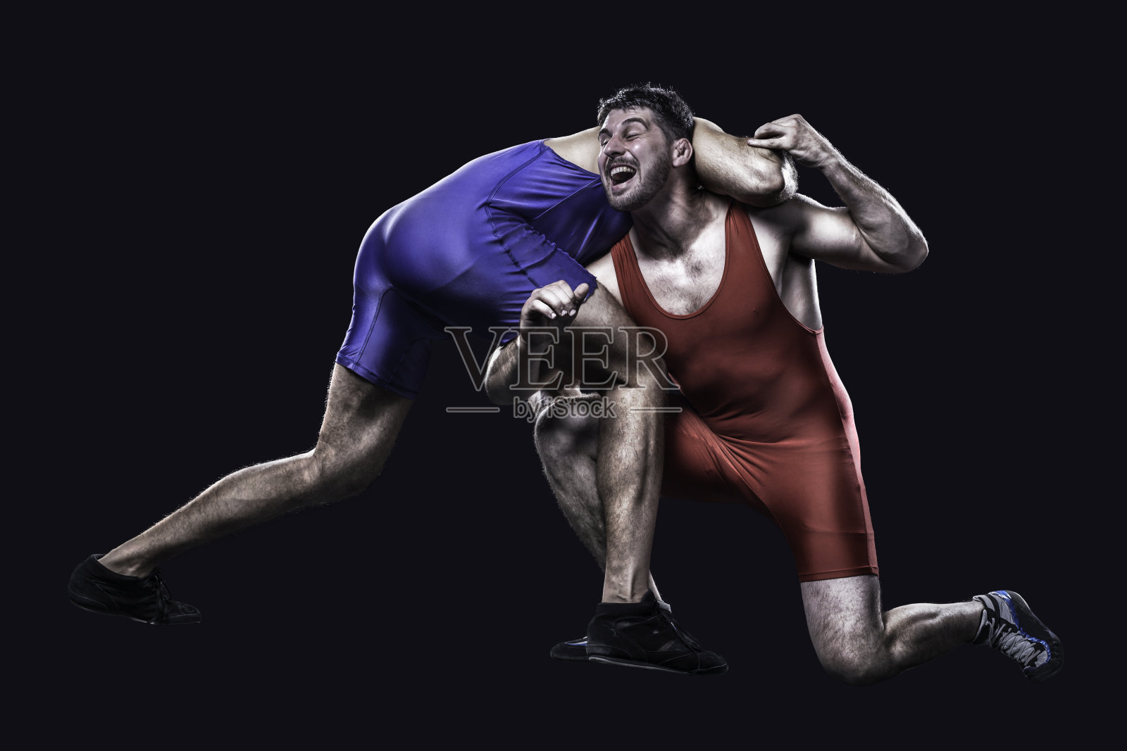 两名自由式摔跤手在比赛中照片摄影图片